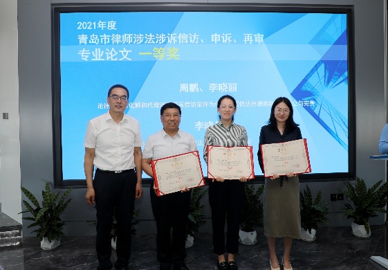 C:\Users\Administrator\AppData\Local\Microsoft\Windows\INetCache\Content.Word\图为向获奖个人和单位颁发荣誉证书2.jpg