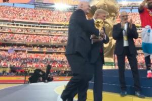 镜报：特朗普走上球场颁奖时遭遇全场球迷嘘声，但他对此并不在意