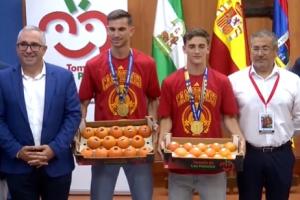 够吃挺久了！加维与法比安回家乡受热烈欢迎 获赠与体重等重番茄
